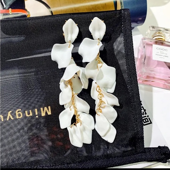 Jewelry - NWT White Acrylic Flower Petals Long Dangle Earrings
